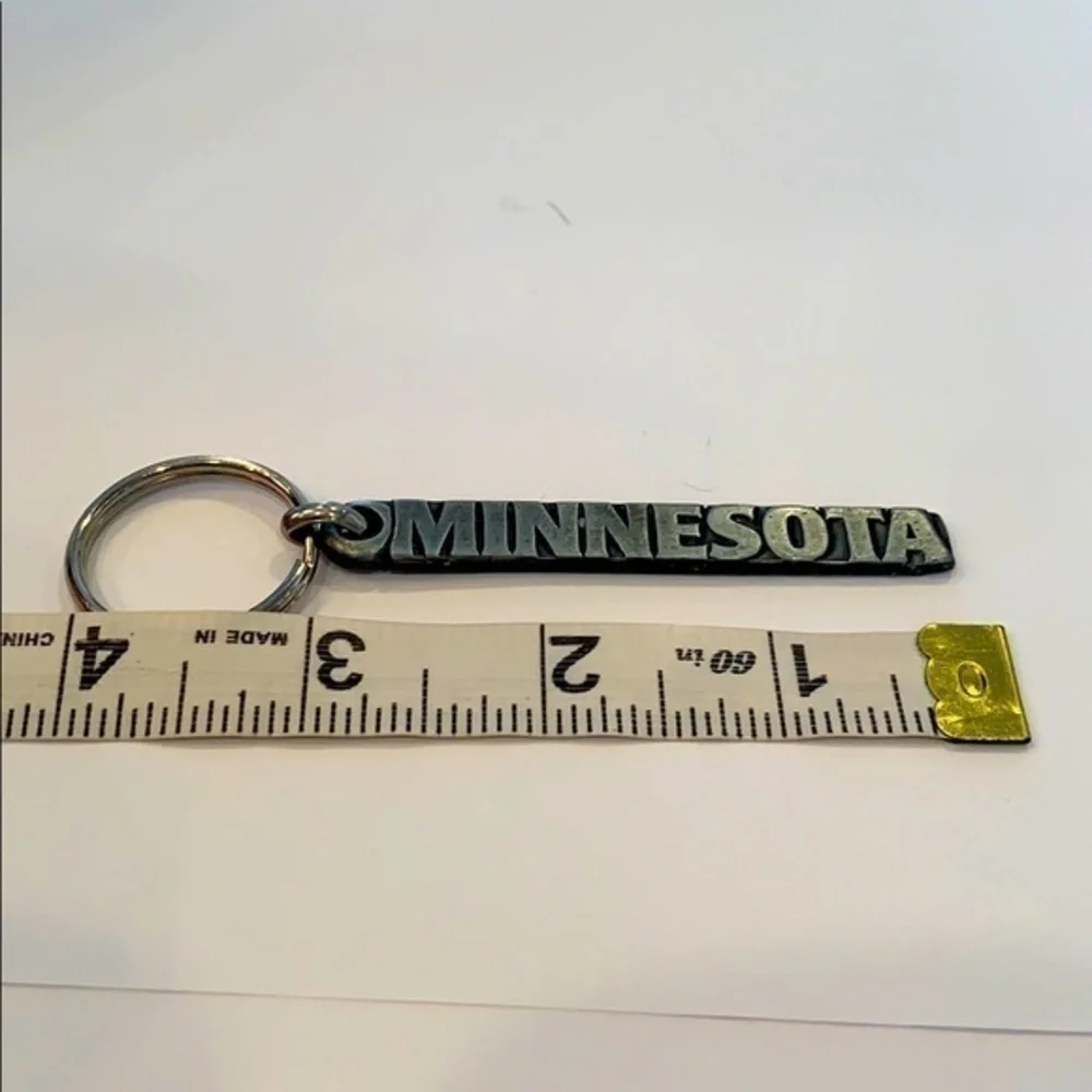 💐5/25 Minnesota silver tone key chain spell out